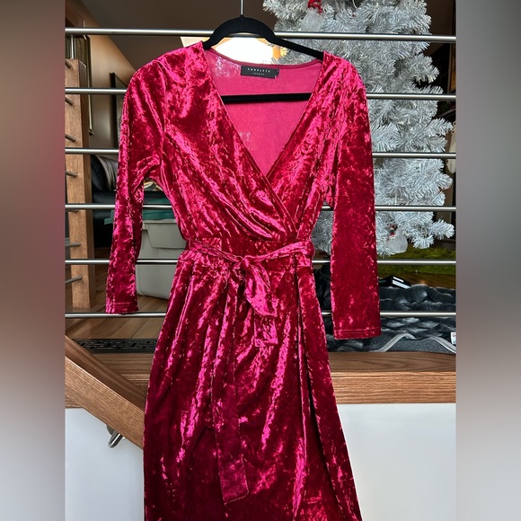 Sexy, velvet faux wrap dress with sleeves! - Picture 3 of 6